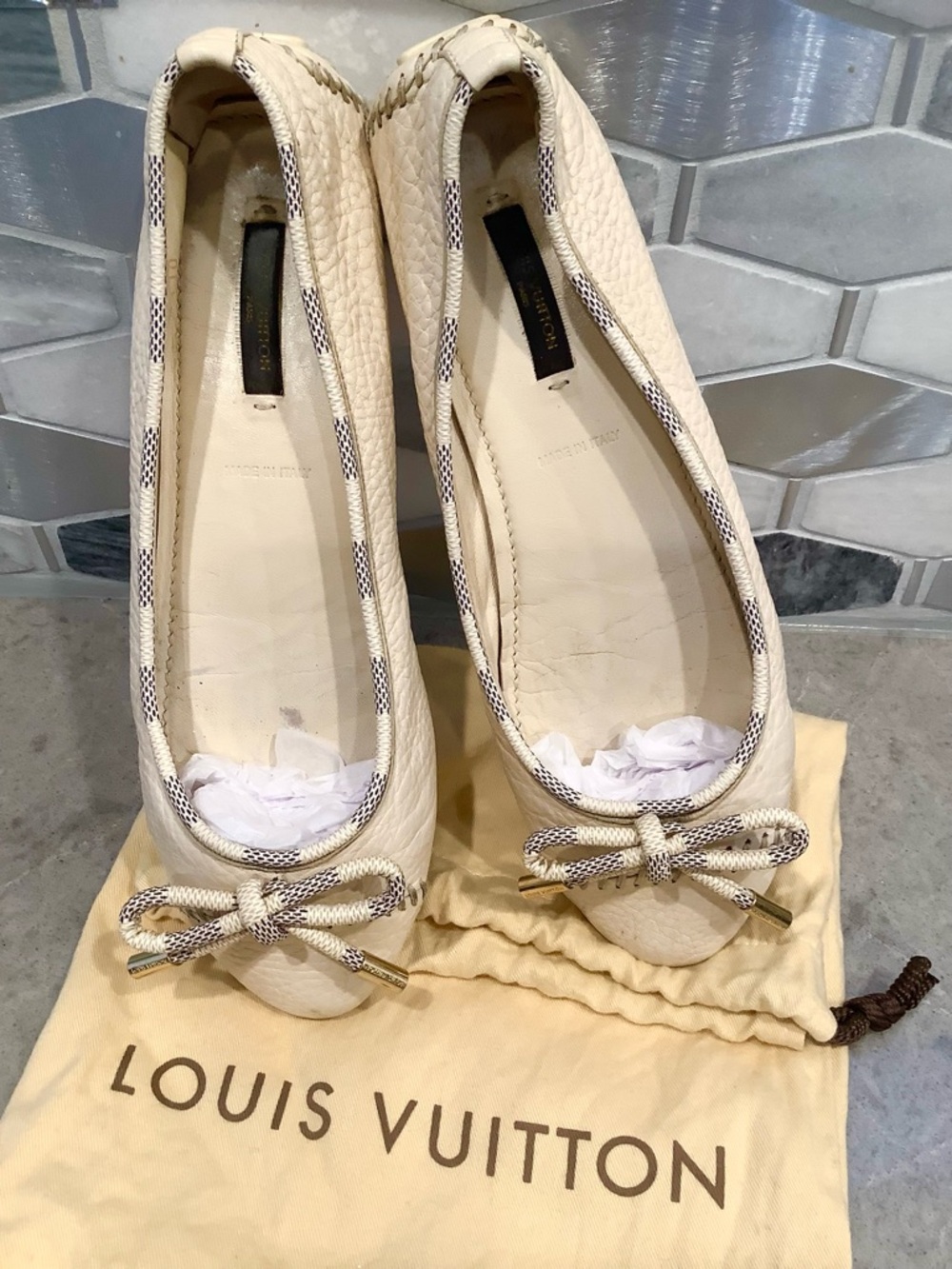 Louis Vuitton White Leather Bow Trim Ballet Flats - Picture 2 of 11